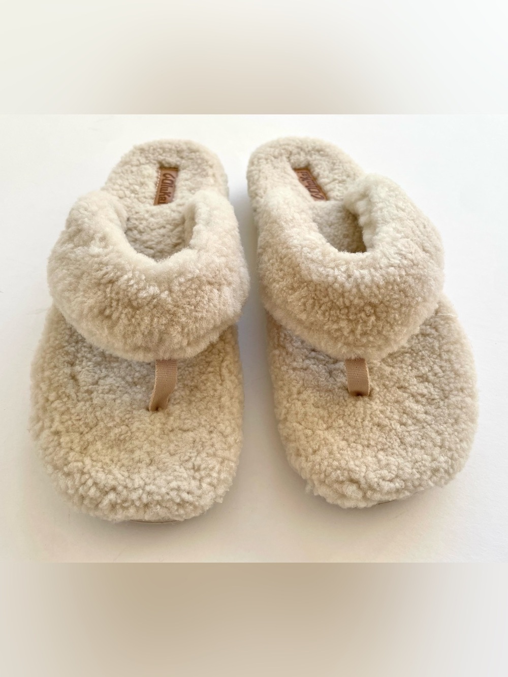 OluKai Women's Kīpe'a Heu Fuzzy Sherpa Slipper Thong Sandals Size 8-8.5 NWOT